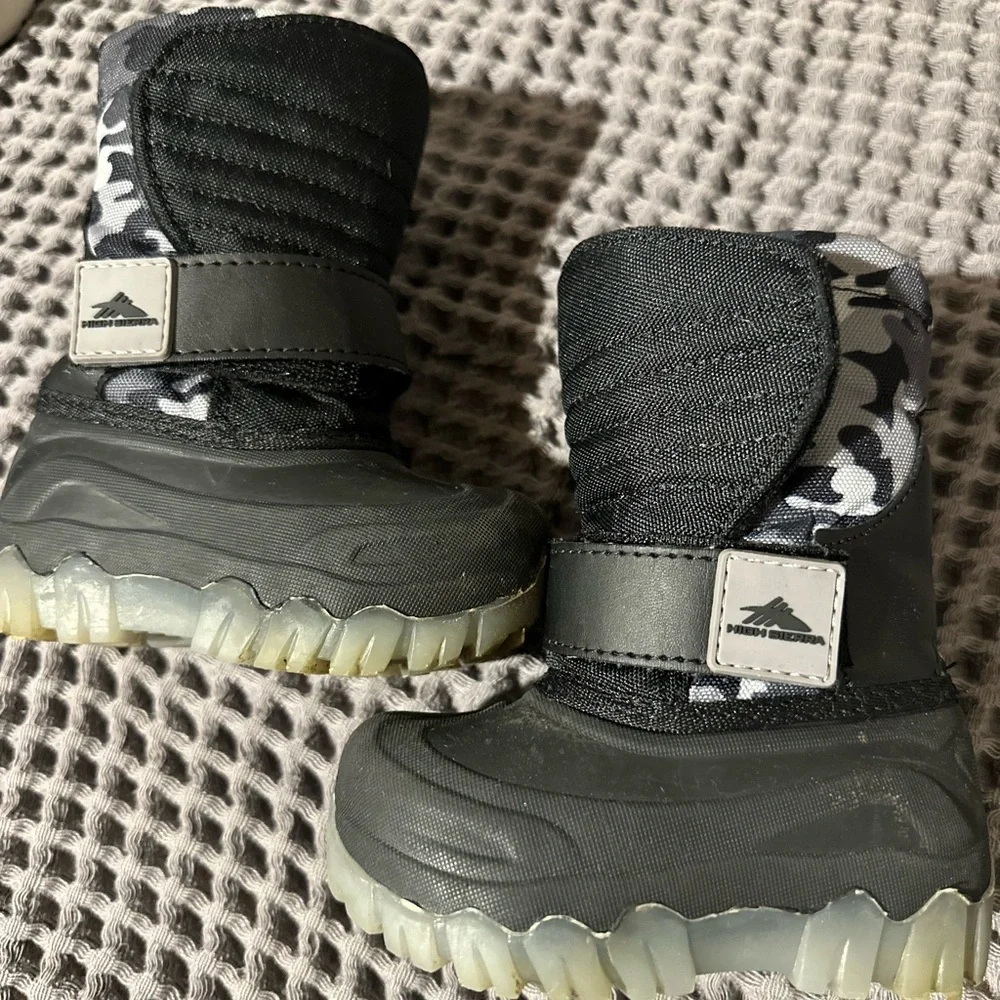 High Sierra Camo Light-Up Snow Boot